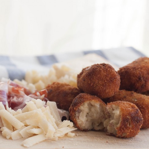Croquetas de queso parmesano y jamón ibérico Croquetas de queso parmesano y jamón ibérico
